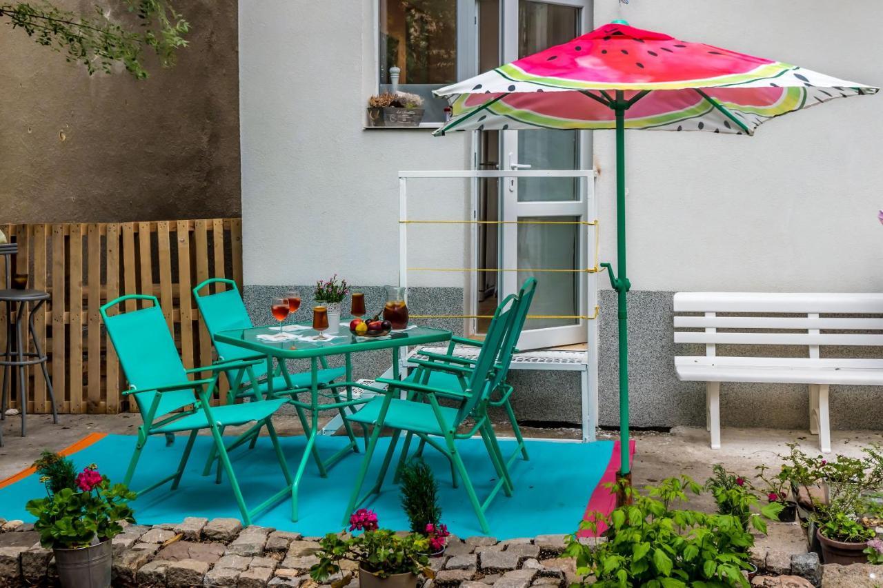 Urban Garden Apartment *