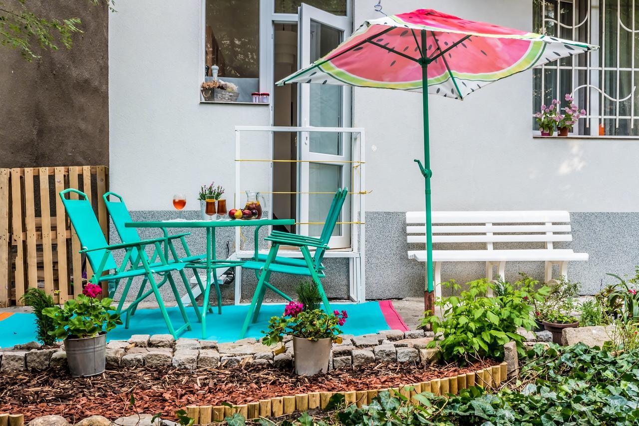 Urban Garden Apartment *